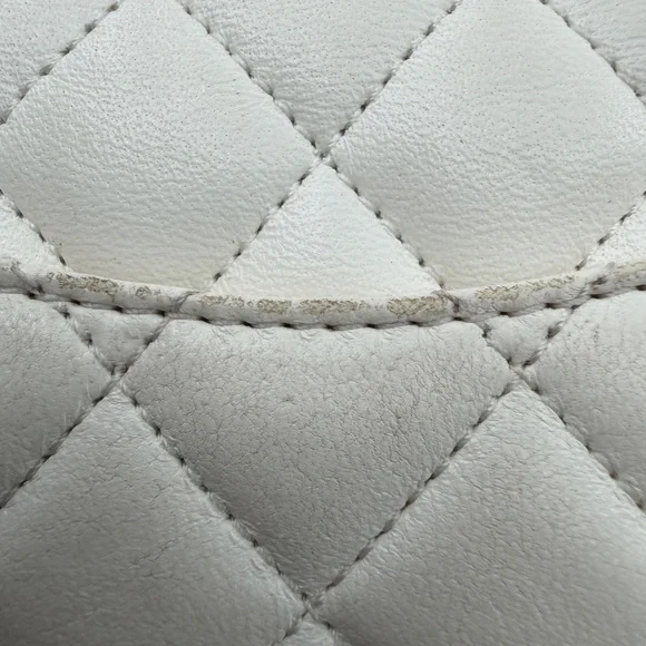CHANEL Quilted White Shoulder Bag with Gold Hardware - Picture 7 of 16